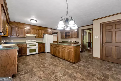 Kitchen - 2801 Hwy 105, Demorest, GA 30535 photo 3 of 4