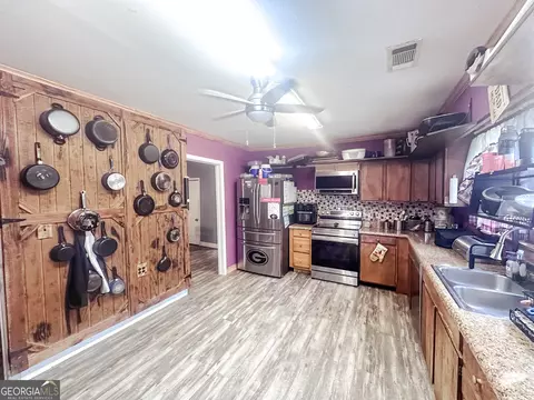 Kitchen - 2257 Harden Chapel Rd, Lyons, GA 30436 photo 2 of 2
