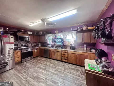 Kitchen - 2257 Harden Chapel Rd, Lyons, GA 30436 photo 1 of 2