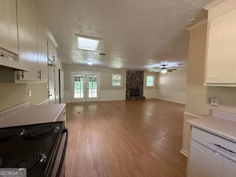 Living - 851 Vernon Ferry Rd, Lagrange, GA 30240 photo 3 of 9