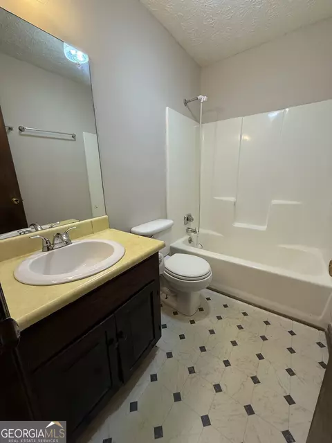 Bath - 115 Daniel Ct, Lagrange, GA 30241 photo 2 of 2