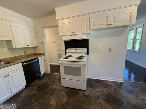 Kitchen - 179 Youngs Mill Rd, Lagrange, GA 30241 photo 2 of 5
