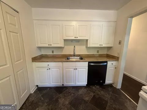 Kitchen - 179 Youngs Mill Rd, Lagrange, GA 30241 photo 4 of 5