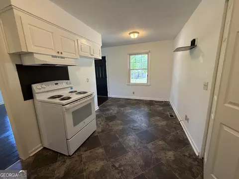 Kitchen - 179 Youngs Mill Rd, Lagrange, GA 30241 photo 3 of 5
