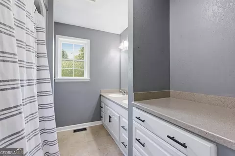 Bath - 260 Brookhaven Cir, Toccoa, GA 30577 photo 1 of 3