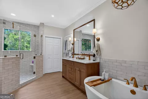 Bath - 207 Lakeshore Dr, Lagrange, GA 30240 photo 3 of 12