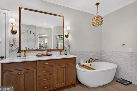 Bath - 207 Lakeshore Dr, Lagrange, GA 30240 photo 7 of 12