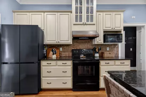Kitchen - 207 Lakeshore Dr, Lagrange, GA 30240 photo 5 of 6
