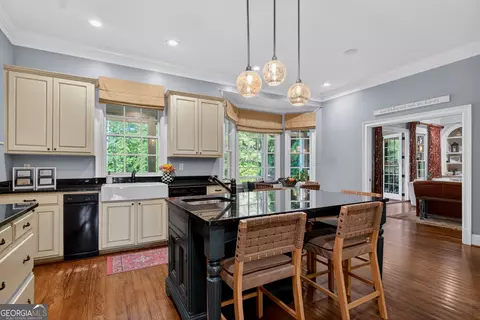 Kitchen - 207 Lakeshore Dr, Lagrange, GA 30240 photo 4 of 6