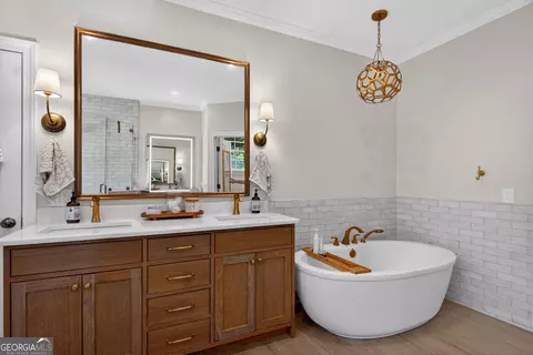Bath - 207 Lakeshore Dr, Lagrange, GA 30240 photo 4 of 12