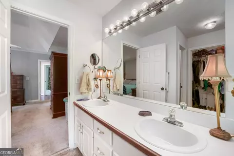 Bath - 2128 Cluster Ln, Grayson, GA 30017 photo 2 of 4