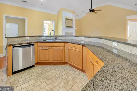 Kitchen - 10184 Malcolm Dr, Covington, GA 30014 photo 4 of 6