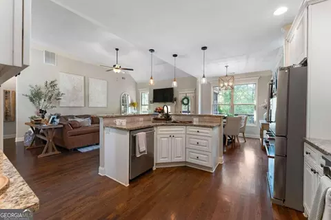 Kitchen - 25 Linda Rd SW, Euharlee, GA 30120 photo 4 of 5