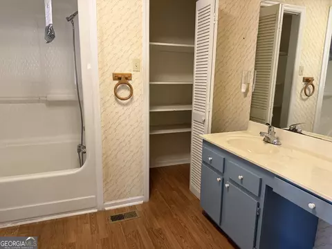 Bath - 403 Payne Pl, Dublin, GA 31021 photo 3 of 4