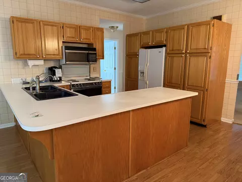 Kitchen - 403 Payne Pl, Dublin, GA 31021 photo 3 of 6