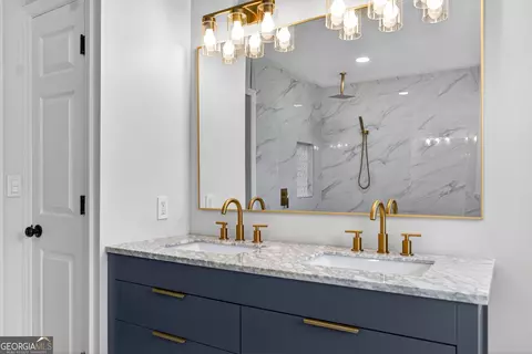 Bath - 406 Ashford Cir, Lagrange, GA 30240 photo 6 of 7