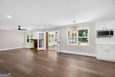 Living - 406 Ashford Cir, Lagrange, GA 30240 photo 3 of 5