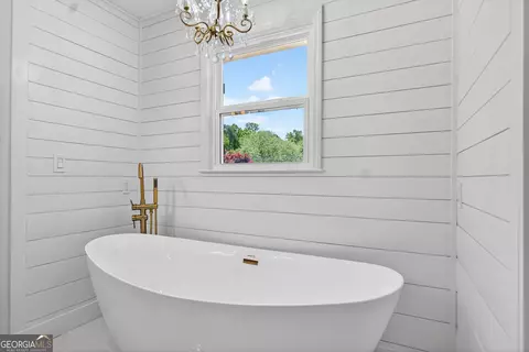 Bath - 406 Ashford Cir, Lagrange, GA 30240 photo 4 of 7