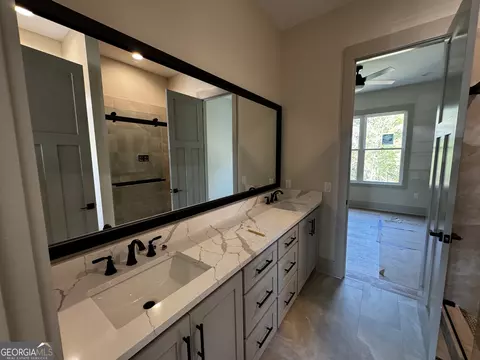 Bath - 260 Edgewater Trl S, Toccoa, GA 30577 photo 5 of 7