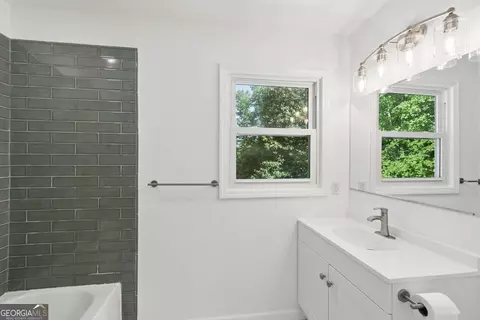 Bath - 14030 Cogburn Rd, Milton, GA 30004 photo 5 of 7