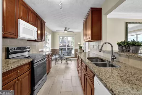 Kitchen - 4095 Beaver Oaks Dr, Duluth, GA 30096 photo 2 of 4