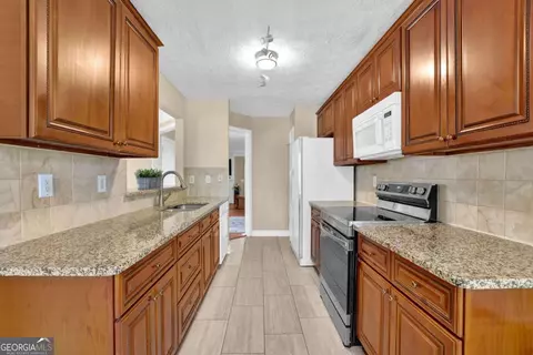 Kitchen - 4095 Beaver Oaks Dr, Duluth, GA 30096 photo 3 of 4