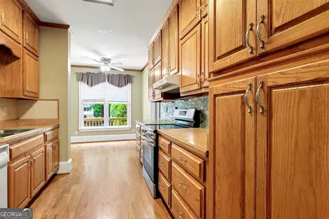 Kitchen - 107 Big Oak Dr, Barnesville, GA 30204 photo 4 of 4