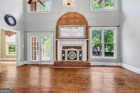 Living - 107 Big Oak Dr, Barnesville, GA 30204 photo 5 of 7