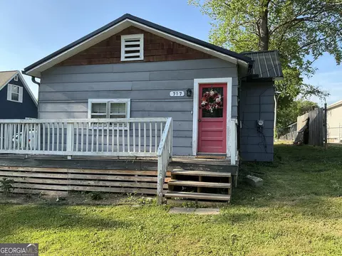 717 W 12th St, Chickamauga, GA 30707