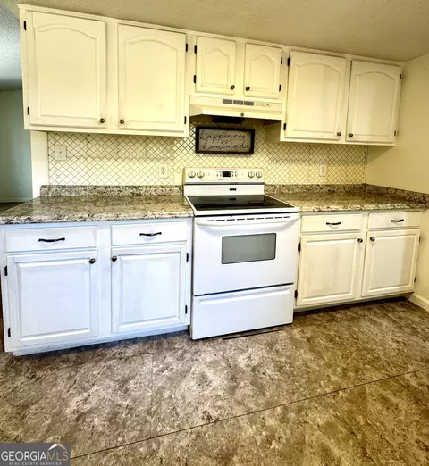 Kitchen - 408 Angus Blvd, Warner Robins, GA 31088 photo 2 of 3
