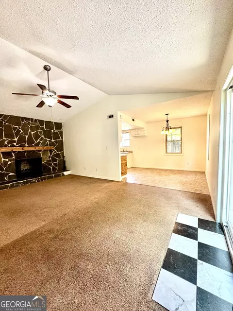 Living - 408 Angus Blvd, Warner Robins, GA 31088 photo 1 of 2