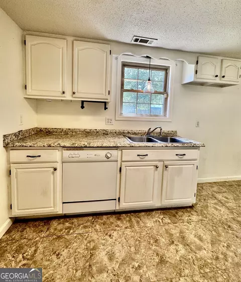 Kitchen - 408 Angus Blvd, Warner Robins, GA 31088 photo 3 of 3