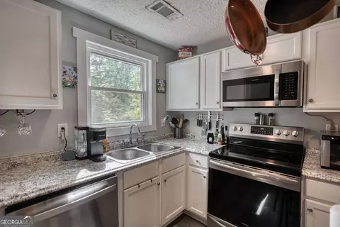 Kitchen - 119 Collier Rd, Jackson, GA 30233 photo 5 of 8
