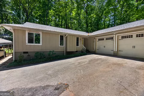 Exterior - 300 Cumberland Dr, Lagrange, GA 30240 photo 5 of 14