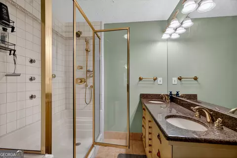 Bath - 300 Cumberland Dr, Lagrange, GA 30240 photo 2 of 3