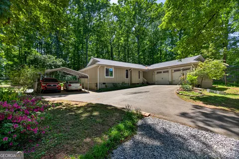 Exterior - 300 Cumberland Dr, Lagrange, GA 30240 photo 4 of 14