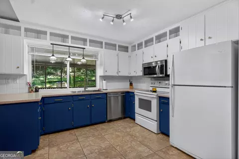Kitchen - 300 Cumberland Dr, Lagrange, GA 30240 photo 3 of 3