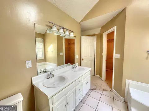 Bath - 120 Greenbriar Trl, Lagrange, GA 30241 photo 3 of 5