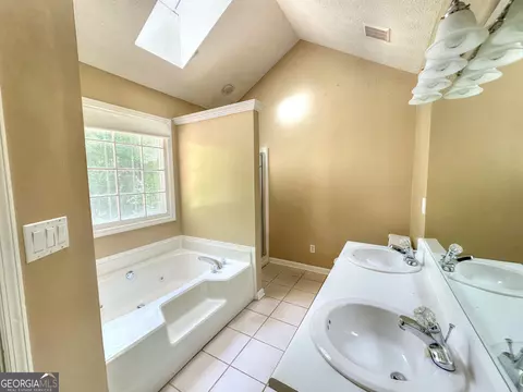 Bath - 120 Greenbriar Trl, Lagrange, GA 30241 photo 2 of 5