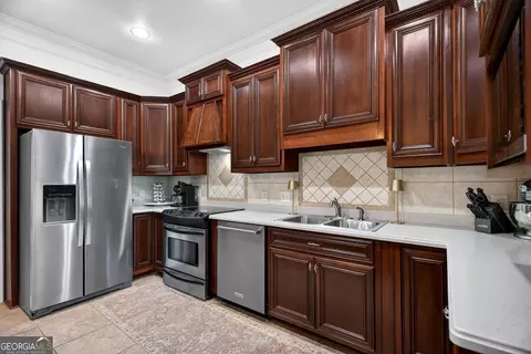 Kitchen - 910 Piney Woods Dr, Lagrange, GA 30240 photo 3 of 5
