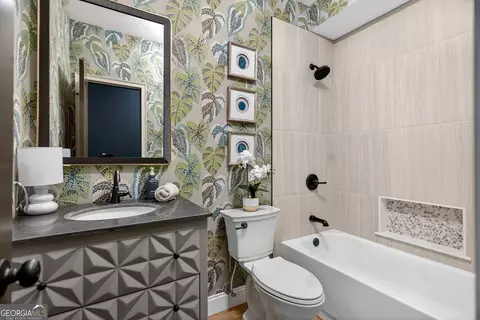 Bath - 910 Piney Woods Dr, Lagrange, GA 30240 photo 4 of 5