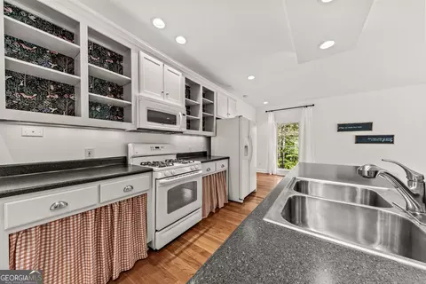 Kitchen - 1070 Riverwalk Pointe Rd, Bishop, GA 30621 photo 4 of 5