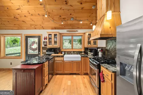 Kitchen - 3617 Pea Ridge Rd, Cornelia, GA 30531 photo 3 of 5