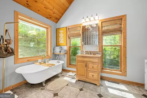 Bath - 3617 Pea Ridge Rd, Cornelia, GA 30531 photo 2 of 10