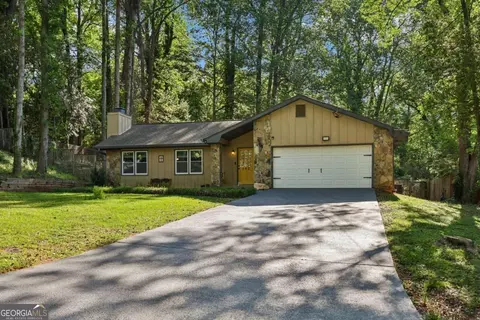 562 Rimrock Trl, Stone Mountain, GA 30083