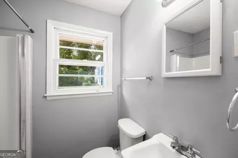 Bath - 574 S Sage St, Toccoa, GA 30577 photo 2 of 3