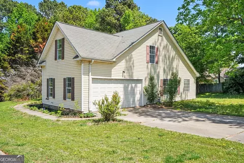 92 Dogwood Lakes Dr, Hampton, GA 30228