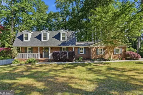 135 Beechwood Trl, Roswell, GA 30075