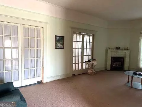Living - 130 S Washington St, Lyons, GA 30436 photo 2 of 5