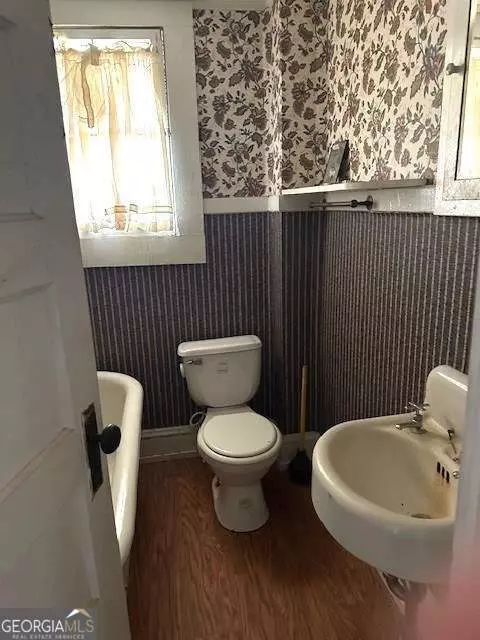 Bath - 130 S Washington St, Lyons, GA 30436 photo 2 of 4